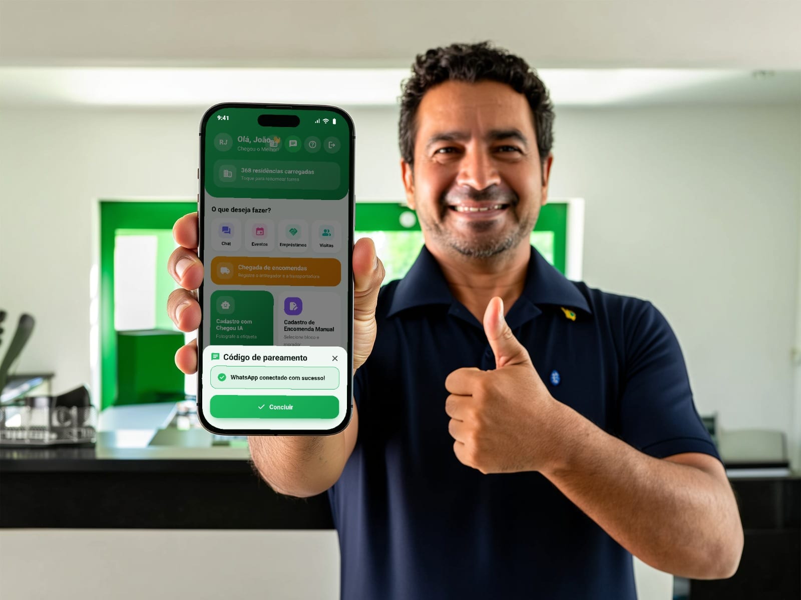 Porteiro sorrindo mostra o app Chegou com a mensagem WhatsApp conectado com sucesso